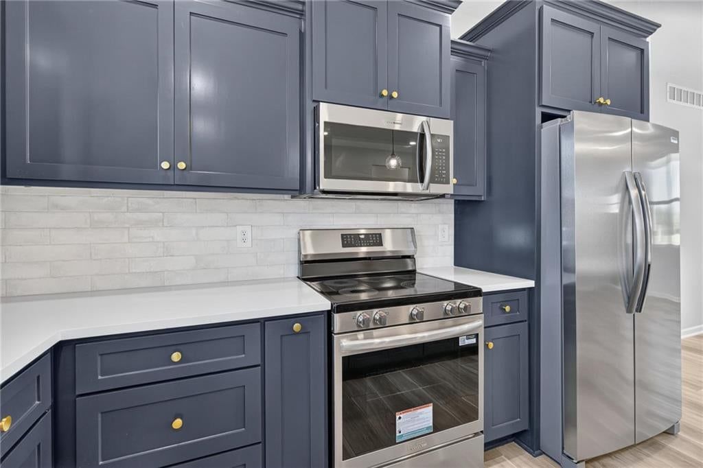 Photo 14 of 40 - 1415 Thomas Drive, Louisburg, KS 66053