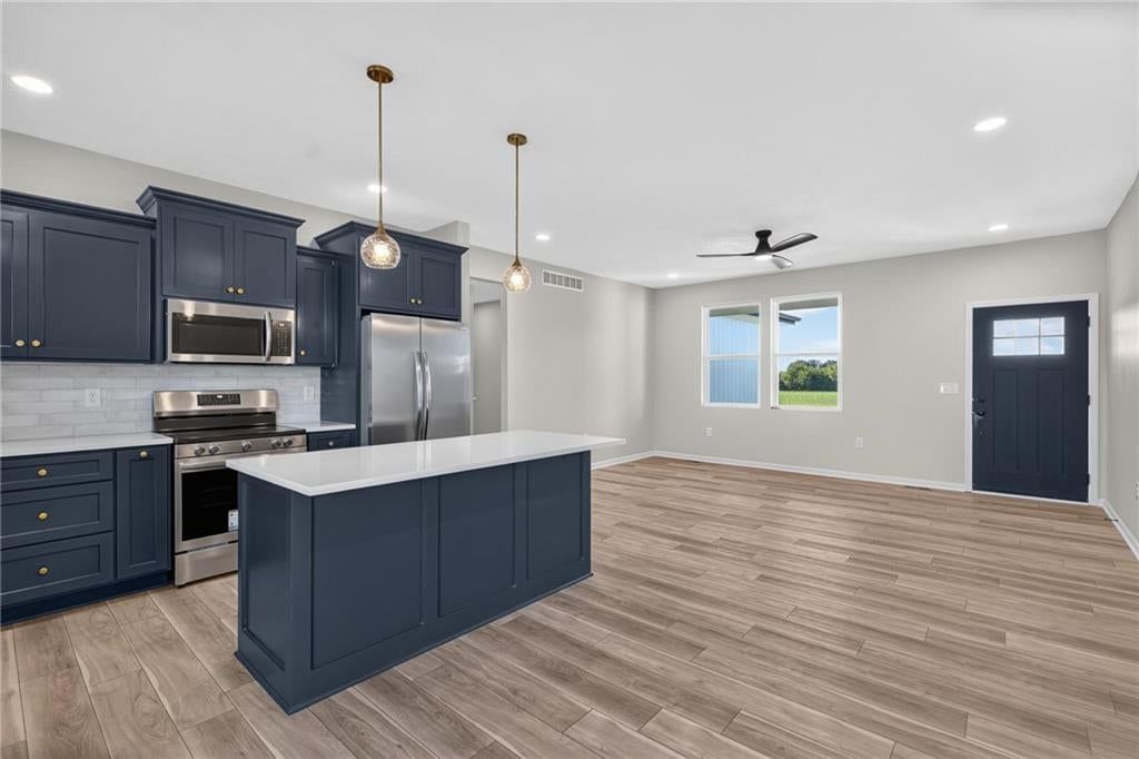 Photo 17 of 40 - 1415 Thomas Drive, Louisburg, KS 66053