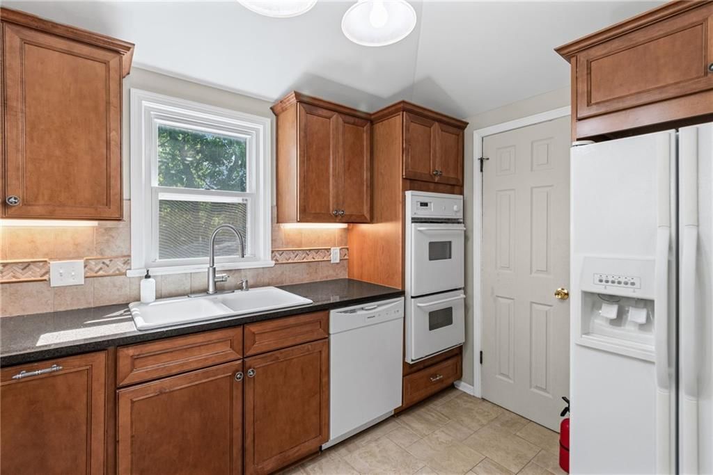 Double oven at 4516 NW Gleason Road, Kansas City, MO 64151