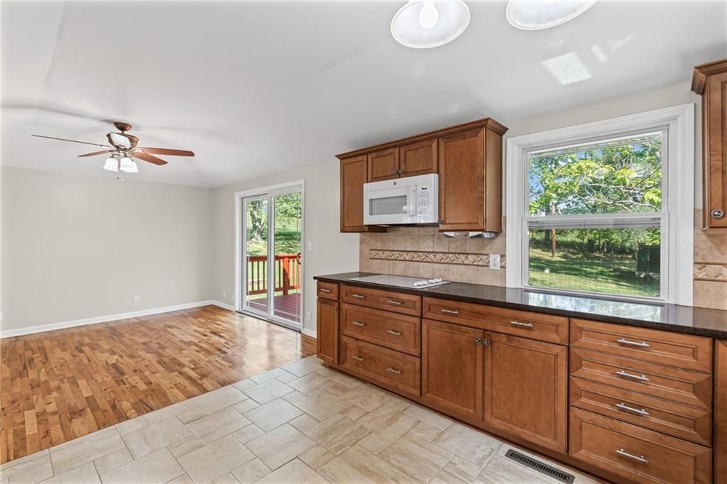 Photo 11 of 39 - 4516 NW Gleason Road, Kansas City, MO 64151