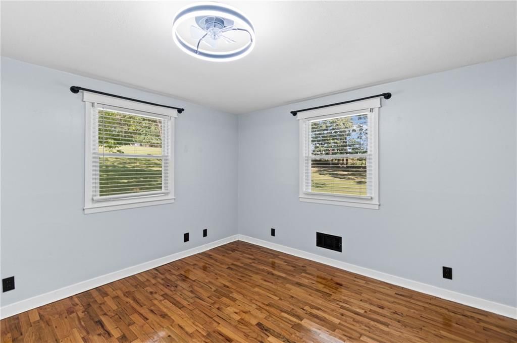 Photo 13 of 39 - 4516 NW Gleason Road, Kansas City, MO 64151