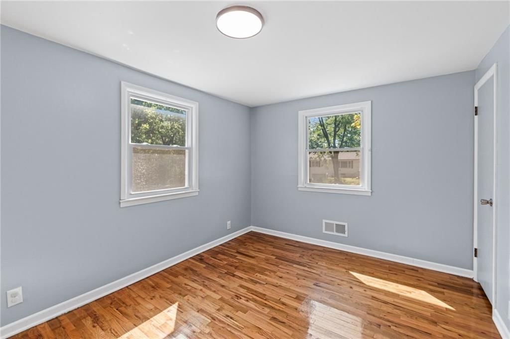 Photo 18 of 39 - 4516 NW Gleason Road, Kansas City, MO 64151
