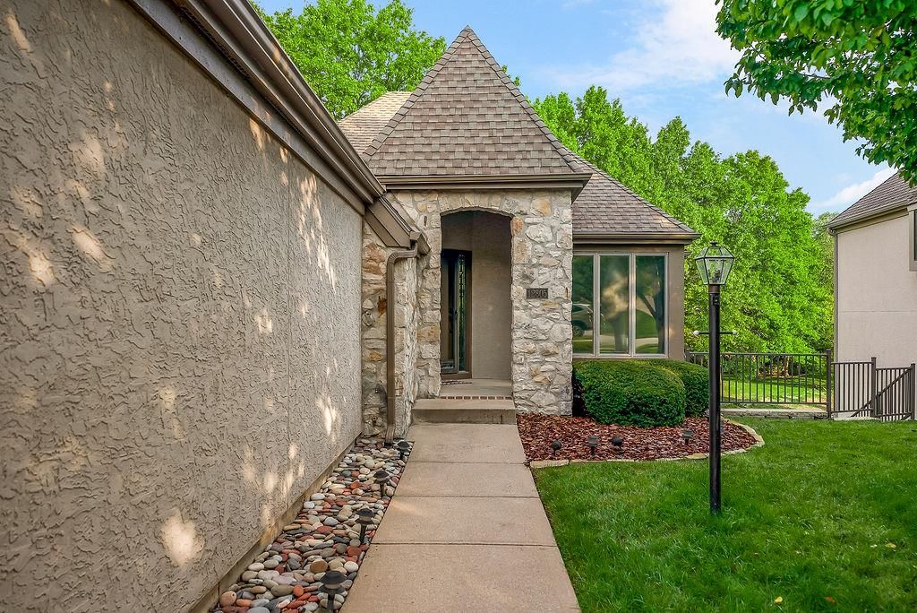 12805 Cedar Street, Leawood, KS: listing photo 2
