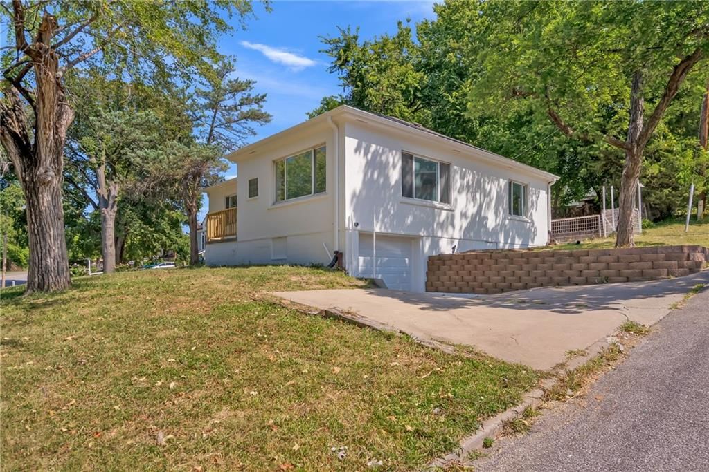 2663 Grandview Boulevard, Kansas City, KS: listing photo 2