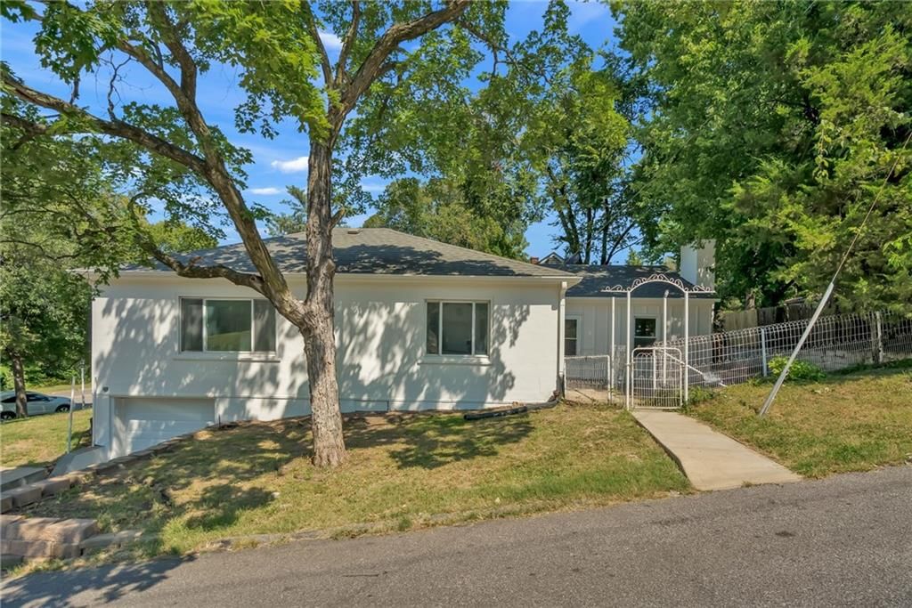 2663 Grandview Boulevard, Kansas City, KS: listing photo 3