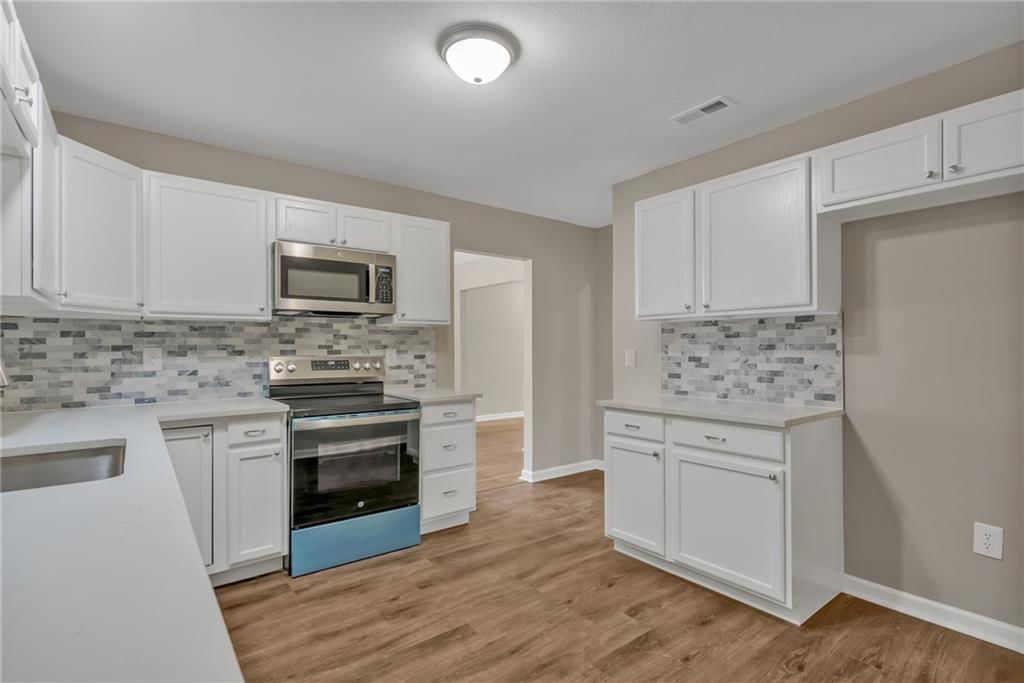 Photo 12 of 24 - 2663 Grandview Boulevard, Kansas City, KS 66102