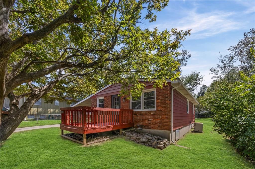 10557 E Lake Drive, Independence, MO: listing photo 3