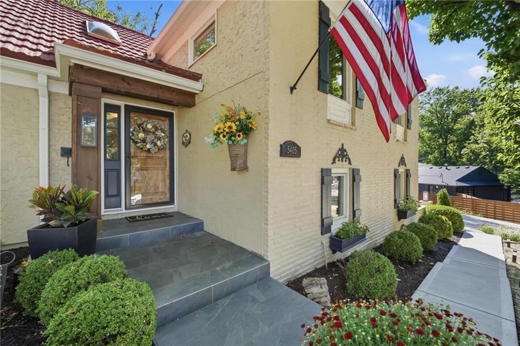 Photo 5 of 62 - 5405 W 80th Street, Prairie Village, KS 66208