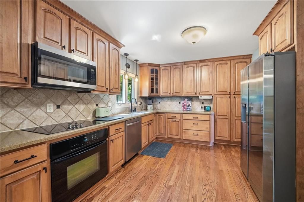 Photo 15 of 62 - 5405 W 80th Street, Prairie Village, KS 66208