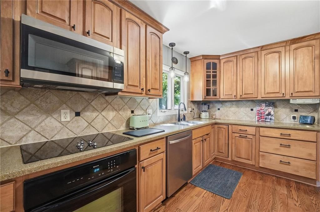 Photo 16 of 62 - 5405 W 80th Street, Prairie Village, KS 66208