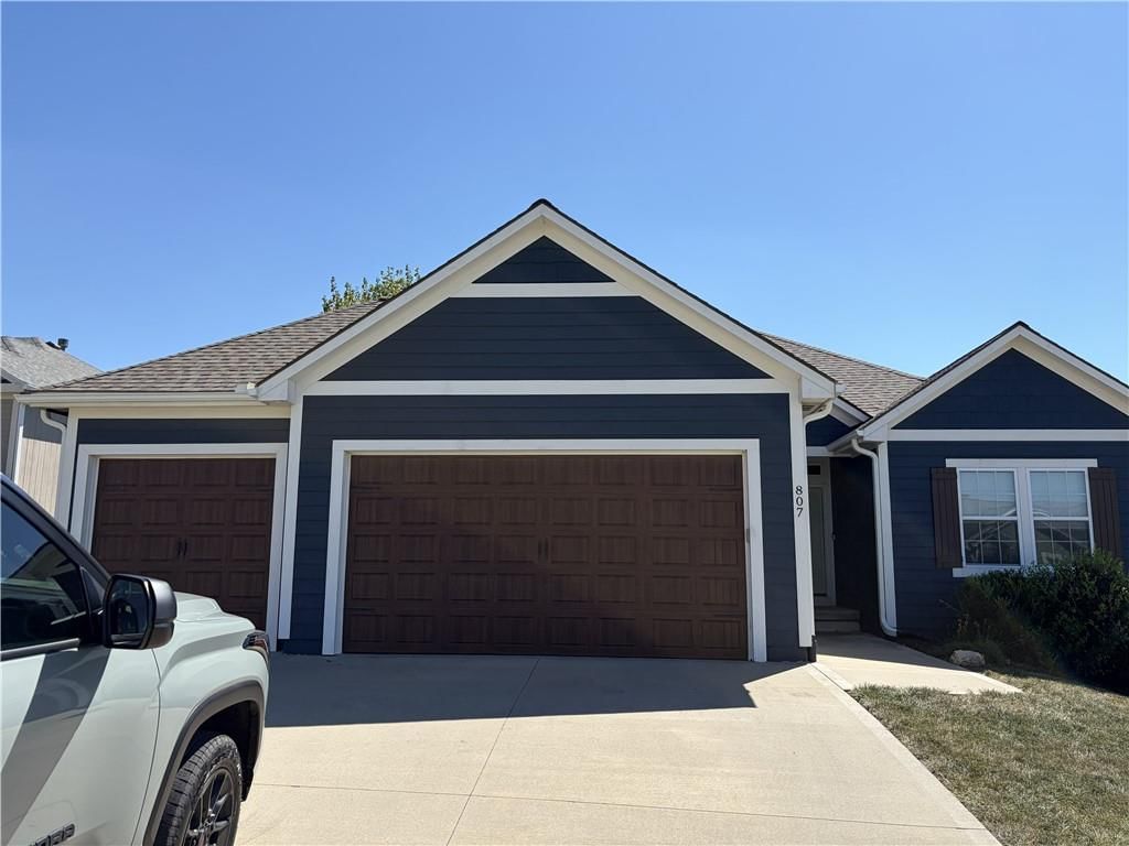 807 SW Mill Creek Court — photo 1