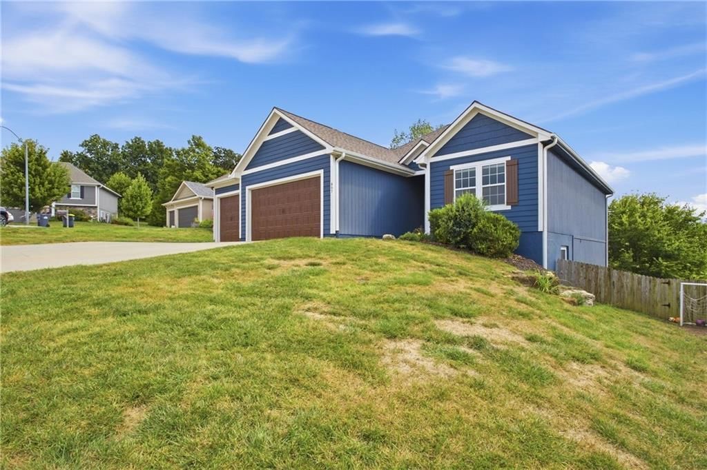 807 SW Mill Creek Court — photo 2