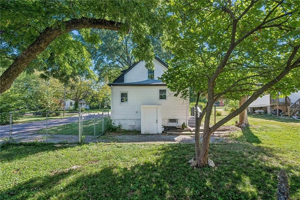 1500 S Maywood Avenue — photo 28