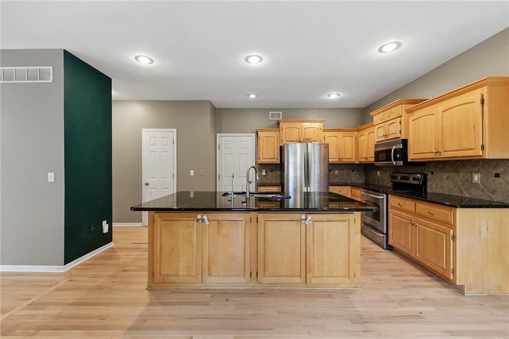 Photo 17 of 31 - 1404 Cedar Ridge Circle, Raymore, MO 64083