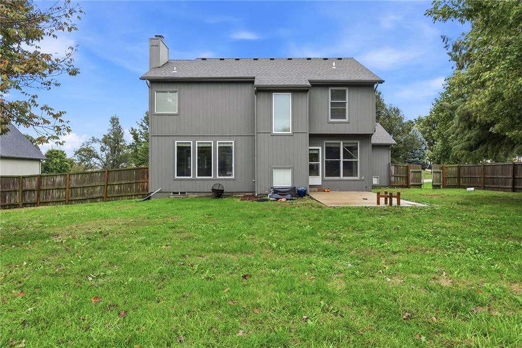 Photo 5 of 31 - 1404 Cedar Ridge Circle, Raymore, MO 64083