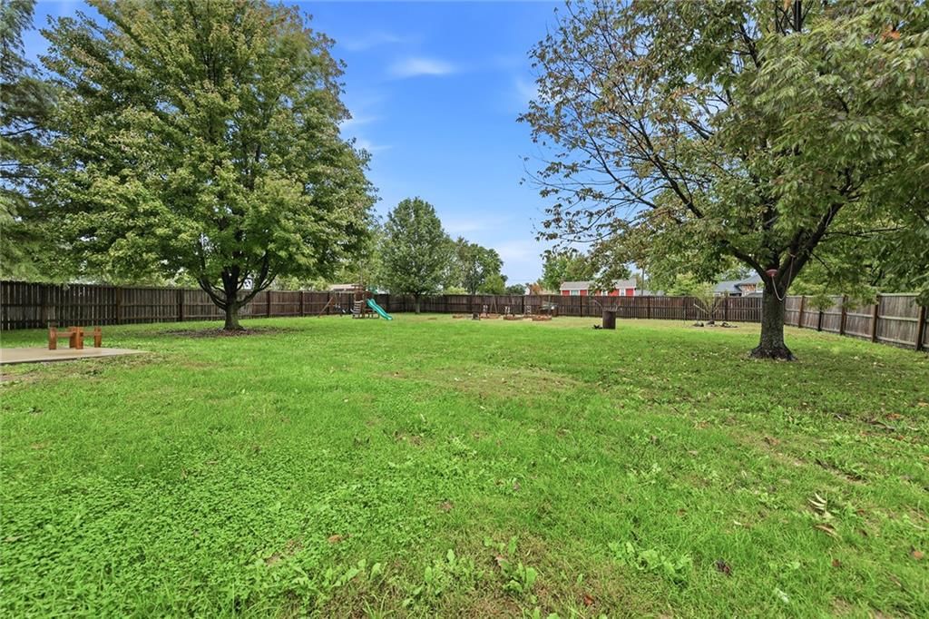 Photo 7 of 31 - 1404 Cedar Ridge Circle, Raymore, MO 64083