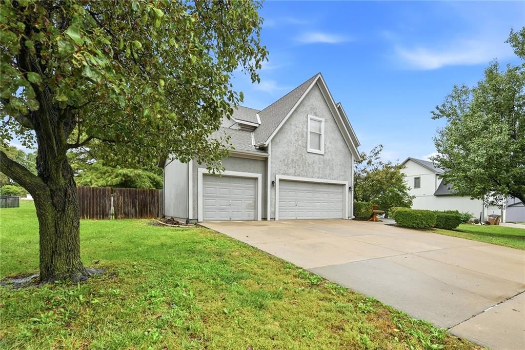 Photo 1 of 31 - 1404 Cedar Ridge Circle, Raymore, MO 64083