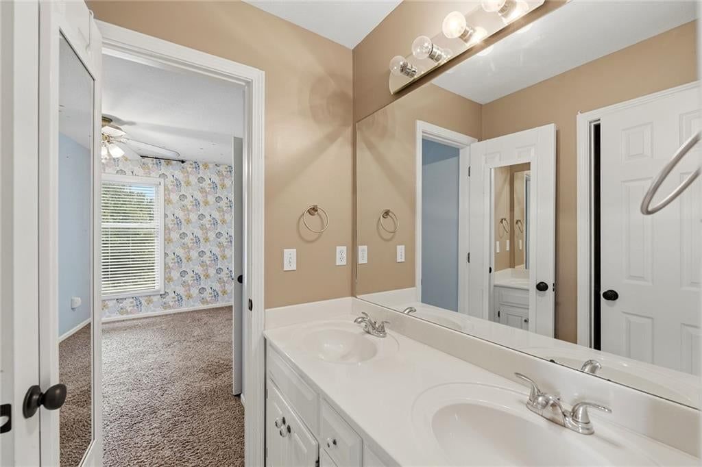 Photo 21 of 31 - 1404 Cedar Ridge Circle, Raymore, MO 64083