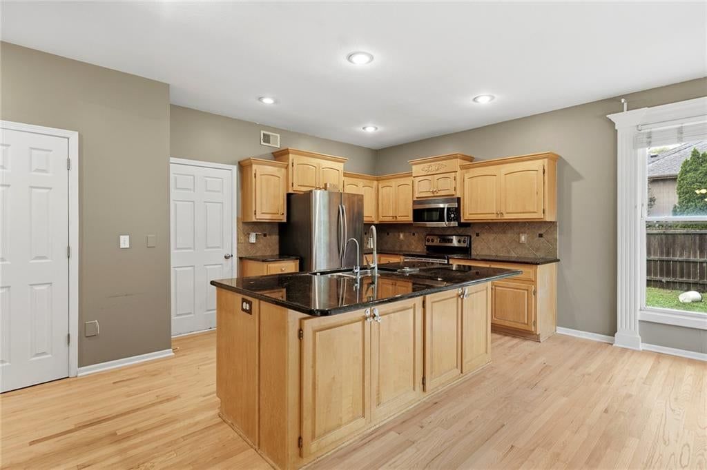 Photo 18 of 31 - 1404 Cedar Ridge Circle, Raymore, MO 64083