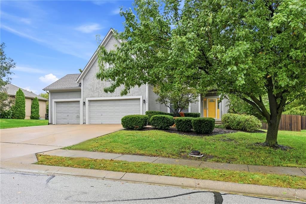 Photo 3 of 31 - 1404 Cedar Ridge Circle, Raymore, MO 64083
