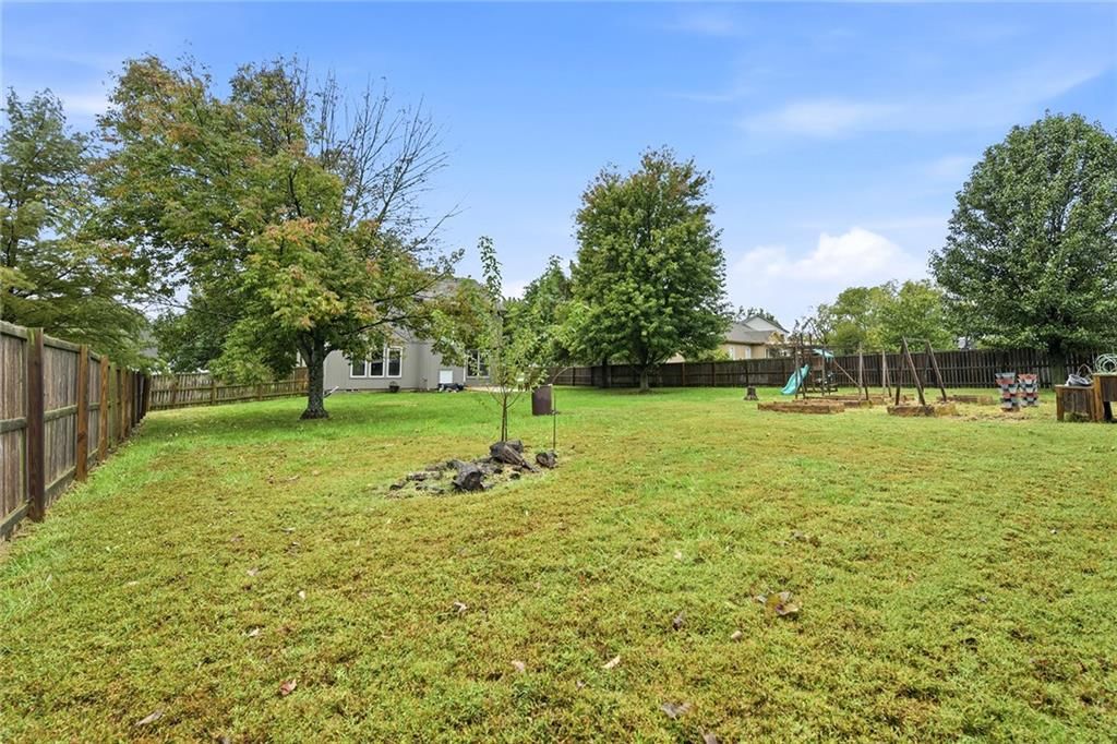 Photo 6 of 31 - 1404 Cedar Ridge Circle, Raymore, MO 64083