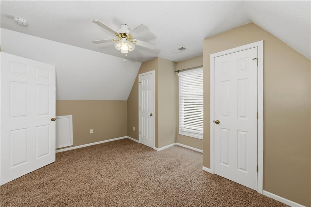 Photo 22 of 31 - 1404 Cedar Ridge Circle, Raymore, MO 64083