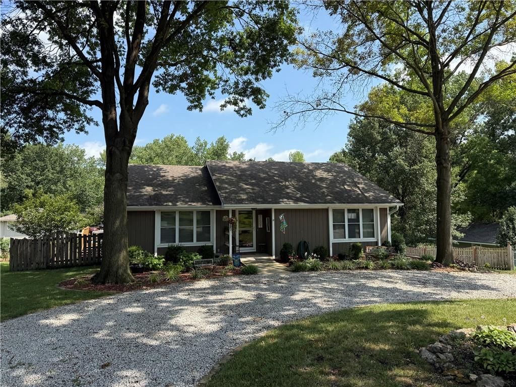 712 Shishir Road, Peculiar, MO