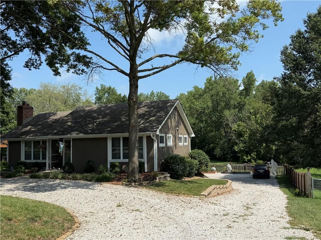 712 Shishir Road, Peculiar, MO: listing photo 2