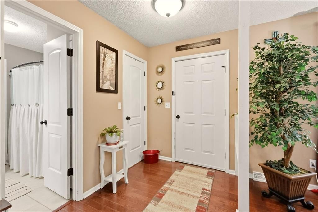 712 Shishir Road, Peculiar, MO: listing photo 3