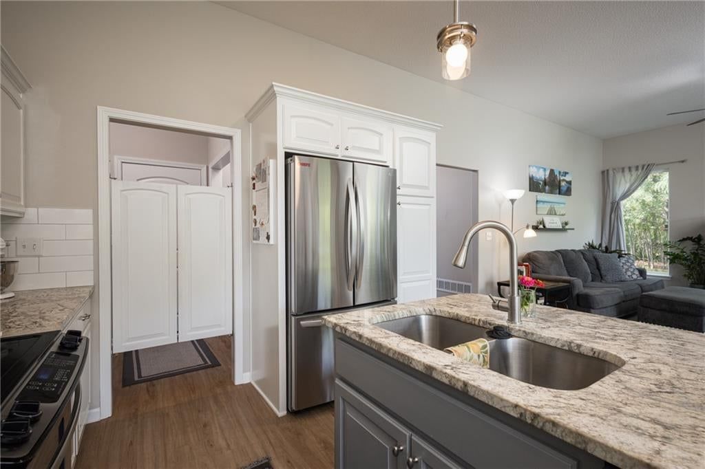 400 NE Chestnut Court — photo 14