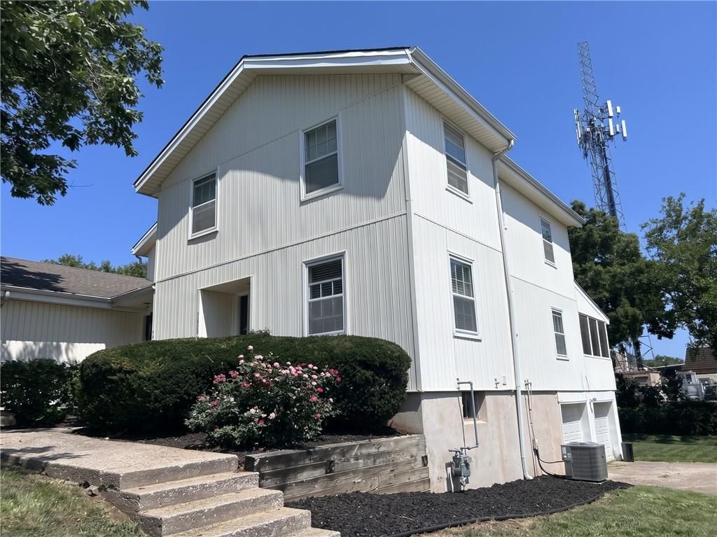 Photo 6 of 74 - 11921 Goodman Street, Overland Park, KS 66213