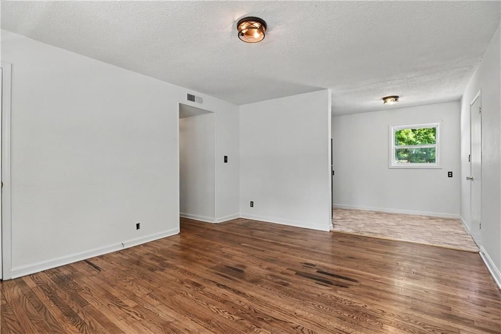 Photo 4 of 24 - 6320 W 82nd Street, Overland Park, KS 66204