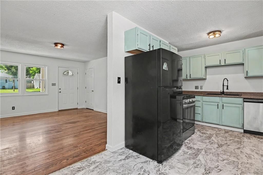 Photo 5 of 24 - 6320 W 82nd Street, Overland Park, KS 66204