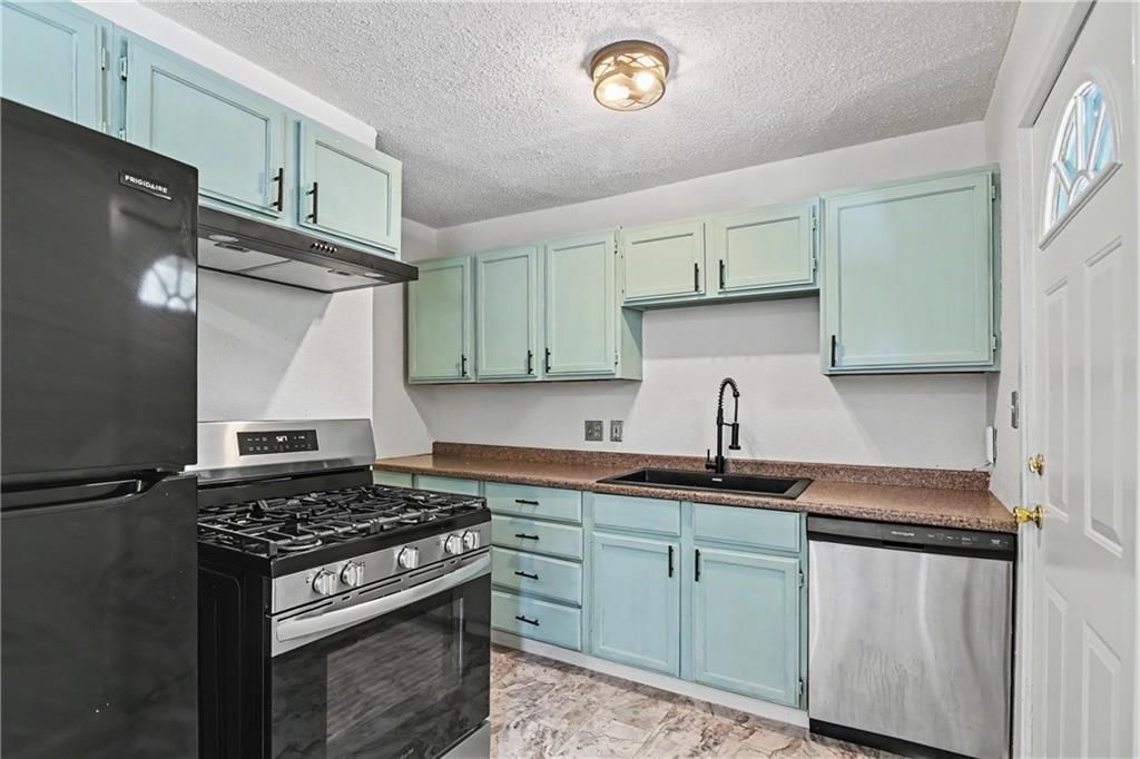 Photo 6 of 24 - 6320 W 82nd Street, Overland Park, KS 66204