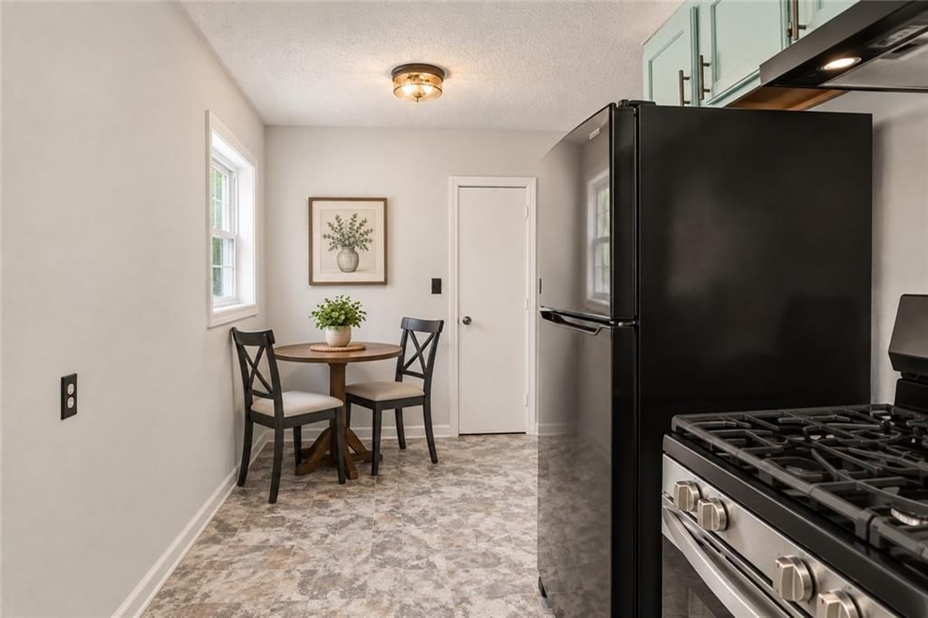 Photo 7 of 24 - 6320 W 82nd Street, Overland Park, KS 66204