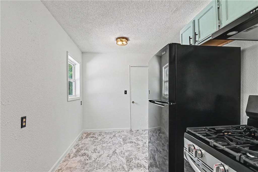 Photo 8 of 24 - 6320 W 82nd Street, Overland Park, KS 66204