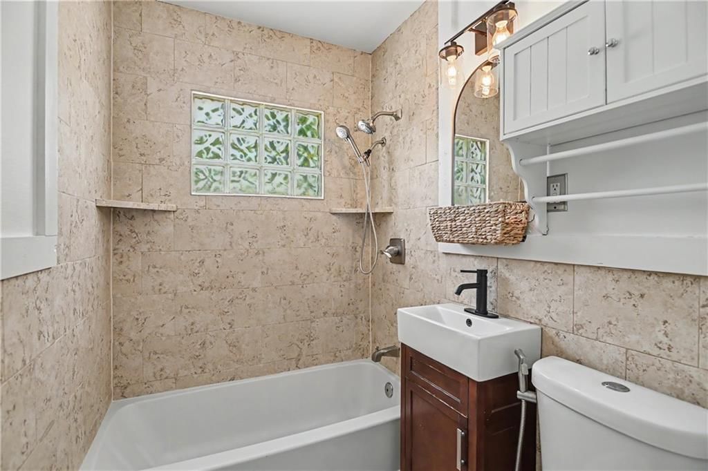 Photo 9 of 24 - 6320 W 82nd Street, Overland Park, KS 66204