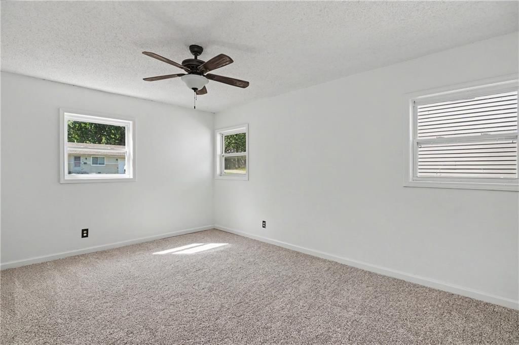 Photo 11 of 24 - 6320 W 82nd Street, Overland Park, KS 66204