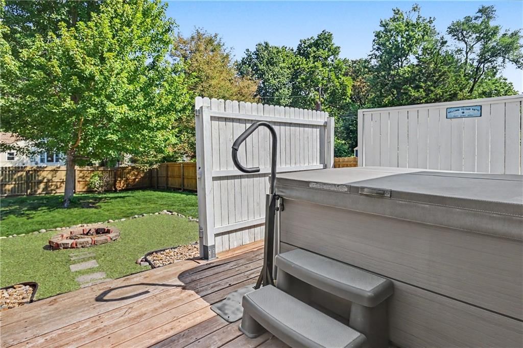 Photo 18 of 24 - 6320 W 82nd Street, Overland Park, KS 66204