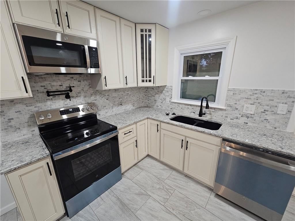 321 E 106th Terrace — photo 9