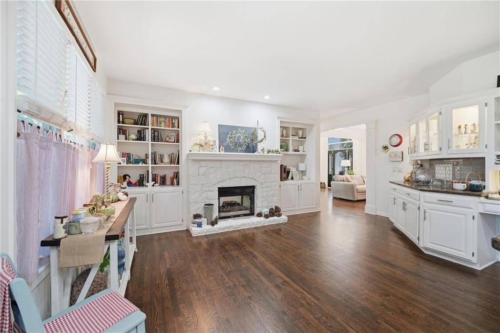 Photo 14 of 77 - 10340 S Hollis Lane, Olathe, KS 66061