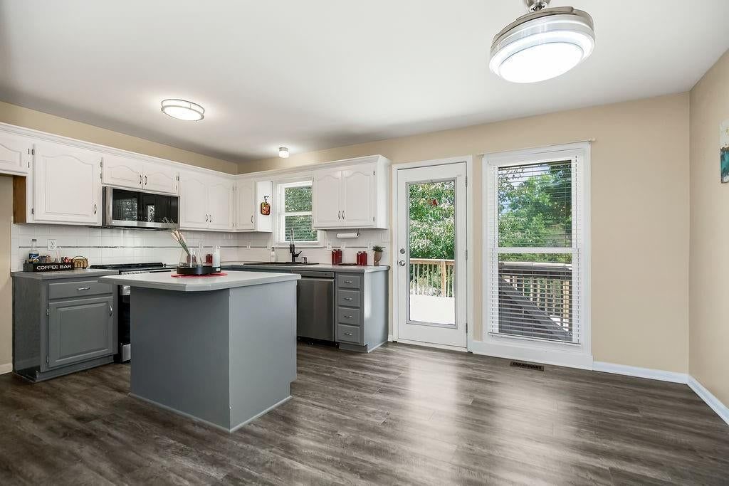 Photo 8 of 31 - 11101 N LEWIS Avenue, Kansas City, MO 64157