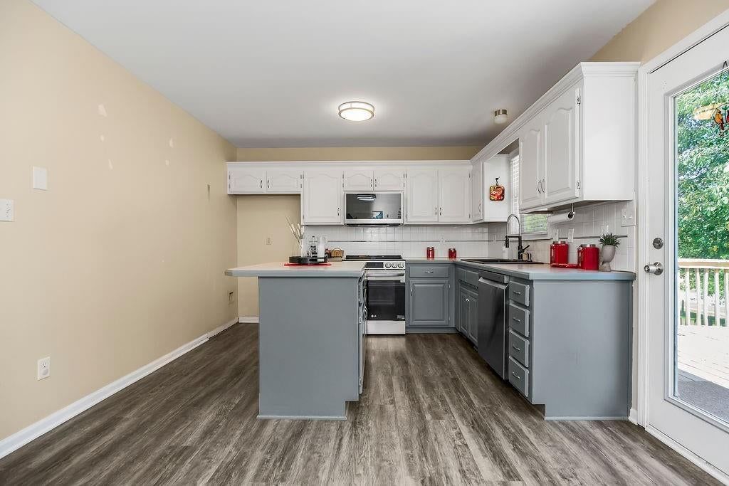 Photo 11 of 31 - 11101 N LEWIS Avenue, Kansas City, MO 64157