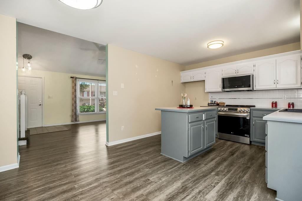 Photo 12 of 31 - 11101 N LEWIS Avenue, Kansas City, MO 64157