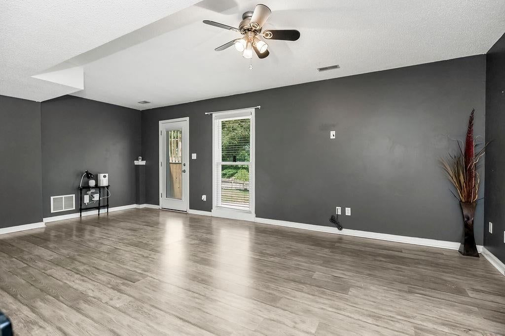Photo 13 of 31 - 11101 N LEWIS Avenue, Kansas City, MO 64157