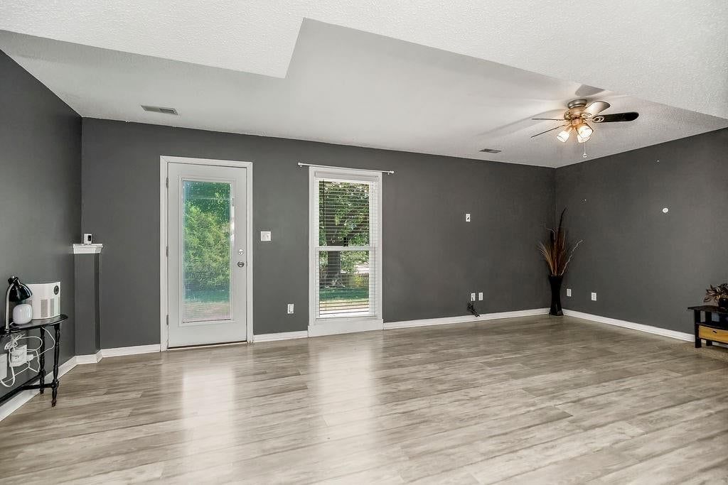 Photo 15 of 31 - 11101 N LEWIS Avenue, Kansas City, MO 64157