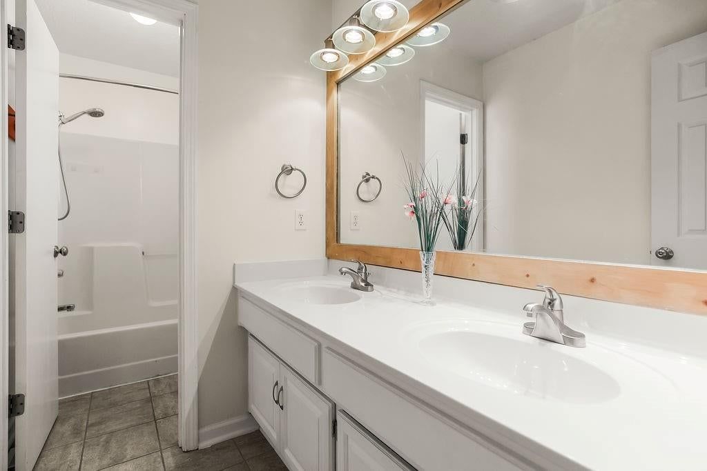 Photo 20 of 31 - 11101 N LEWIS Avenue, Kansas City, MO 64157