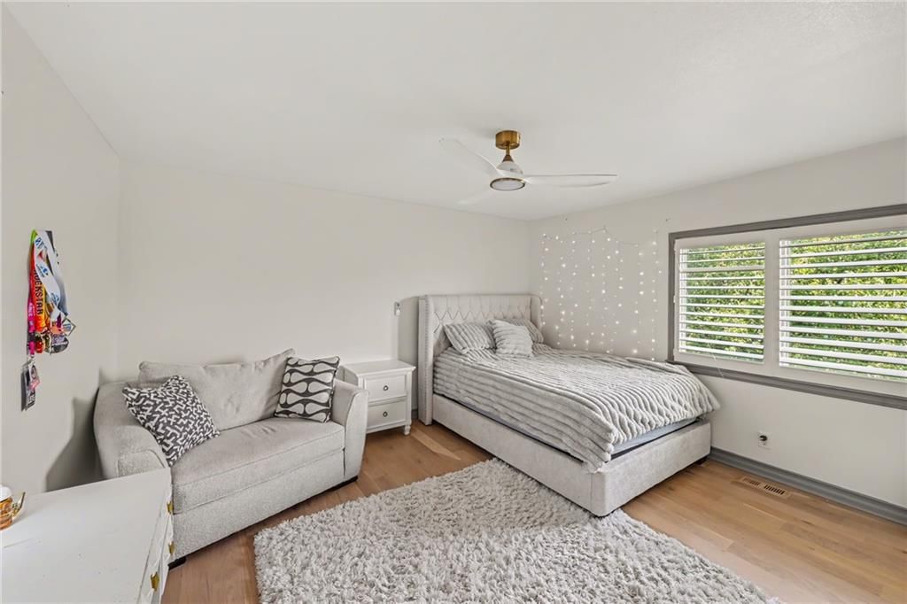 Photo 19 of 39 - 5346 W 123RD Street, Overland Park, KS 66209