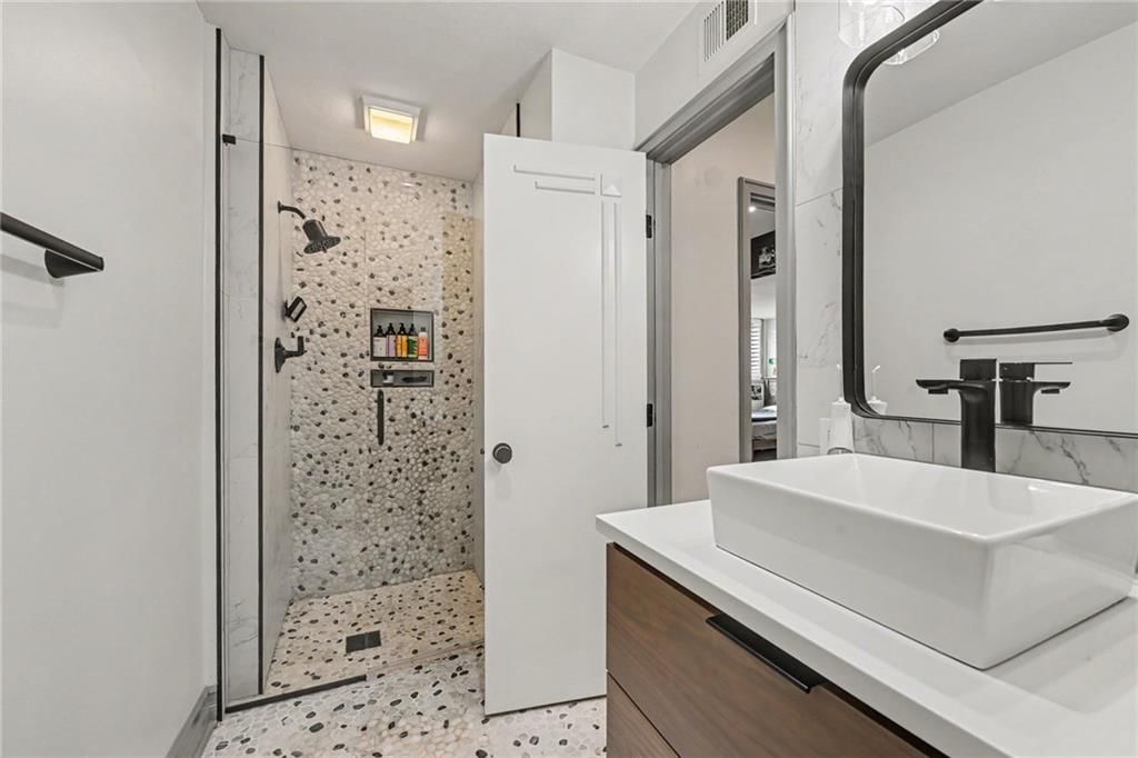 Photo 20 of 39 - 5346 W 123RD Street, Overland Park, KS 66209