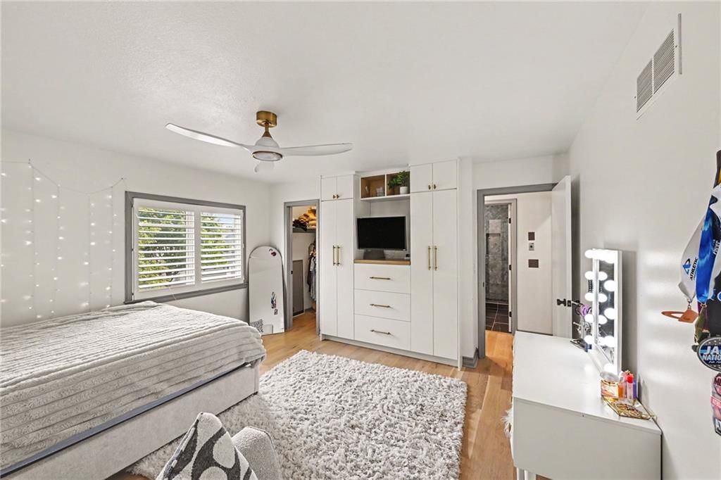 Photo 18 of 39 - 5346 W 123RD Street, Overland Park, KS 66209